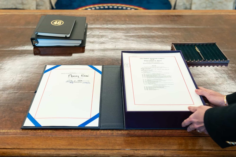El personal de la Casa Blanca se prepara para la firma del Plan de Rescate Estadounidense por parte del presidente Joe Biden en el Resolute Desk el jueves, 11 de marzo de 2021, en la Oficina Oval de la Casa Blanca.
