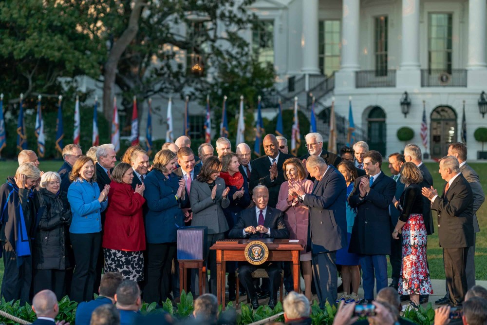 El presidente Joe Biden firma la Ley de Inversión en Infraestructura y Empleos, el lunes 15 de noviembre de 2021, en el jardín sur de la Casa Blanca.