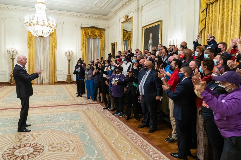 El presidente Joe Biden se toma una foto con Union Workers, el lunes 15 de noviembre de 2021, en la Sala Este de la Casa Blanca.