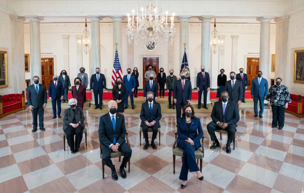 El presidente Joe Biden y la vicepresidenta Kamala Harris, junto con los miembros del gabinete presidencial, posan para un retrato del gabinete en el gran vestíbulo de la Casa Blanca. 