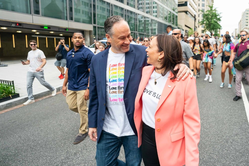 La vicepresidenta Kamala Harris y el segundo caballero Douglas Emhoff participan en la marcha y mitin de Capital Pride, el sábado 12 de junio de 2021, en Washington, DC.