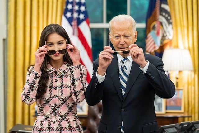 El presidente Joe Biden y la cantautora Oilvia Rodrigo posan para una foto en la Oficina Oval de la Casa Blanca el miércoles 14 de julio de 2021.