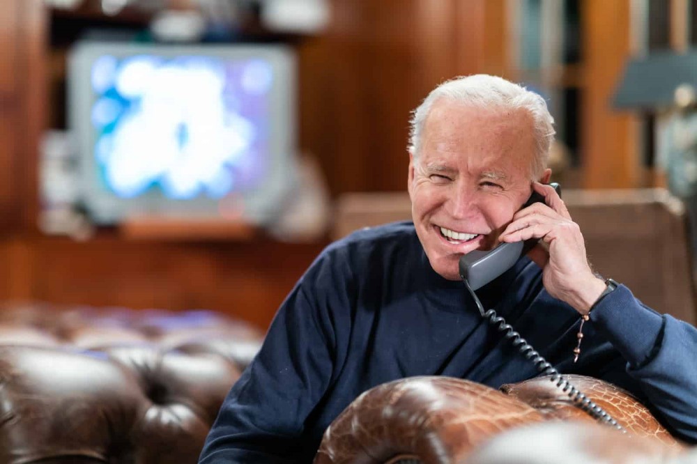 El presidente Joe Biden habla por teléfono con miembros del servicio que asisten a reuniones de transmisión del Super Bowl LV en Kabul y a bordo del USS Nimitz el domingo 7 de febrero de 2021 en Lake House en Wilmington, Delaware.