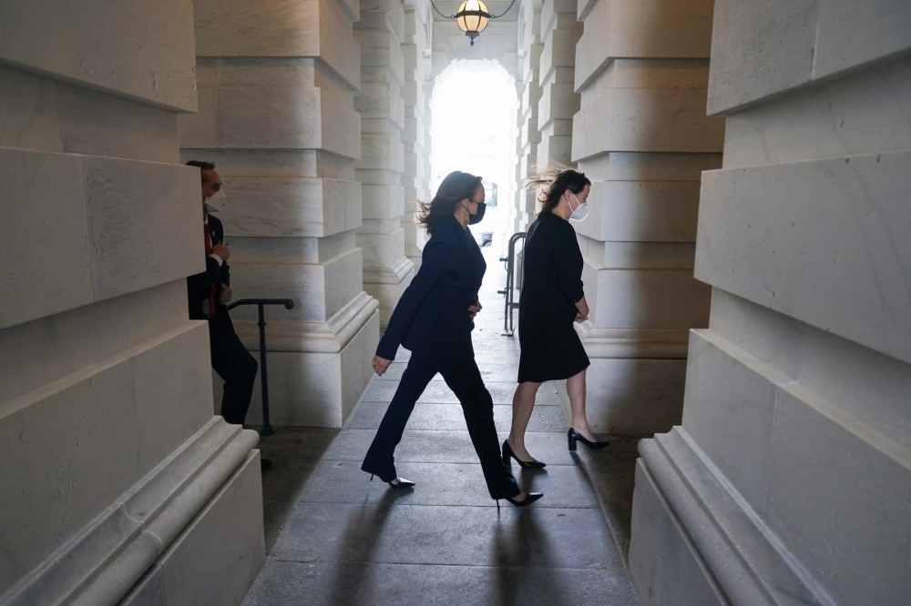 La vicepresidenta Kamala Harris llega al Capitolio de los EE. UU. en Washington, D.C. el jueves 4 de marzo de 2021 para emitir un voto de desempate en el Senado de los EE. UU.