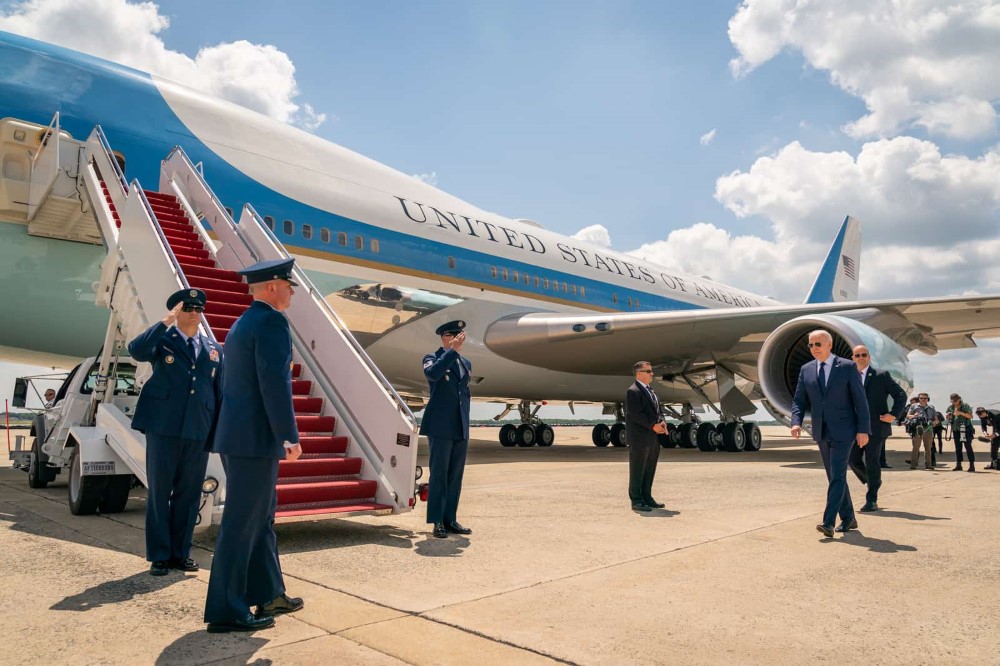 El presidente Joe Biden aborda el Air Force One en la Base Conjunta Andrews, Maryland, de camino al Aeropuerto Internacional de Cleveland Hopkins, el jueves 27 de mayo de 2021.