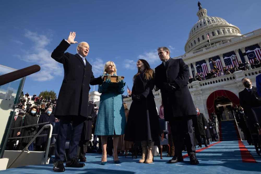 El presidente Joe Biden, junto con la primera dama Dra. Jill Biden y sus hijos, Ashley Biden y Hunter Biden, presta juramento como presidente de los Estados Unidos el miércoles 20 de enero de 2021 durante la 59.ª Asunción Presidencial en el Capitolio de los EE. UU. en Washington, DC.