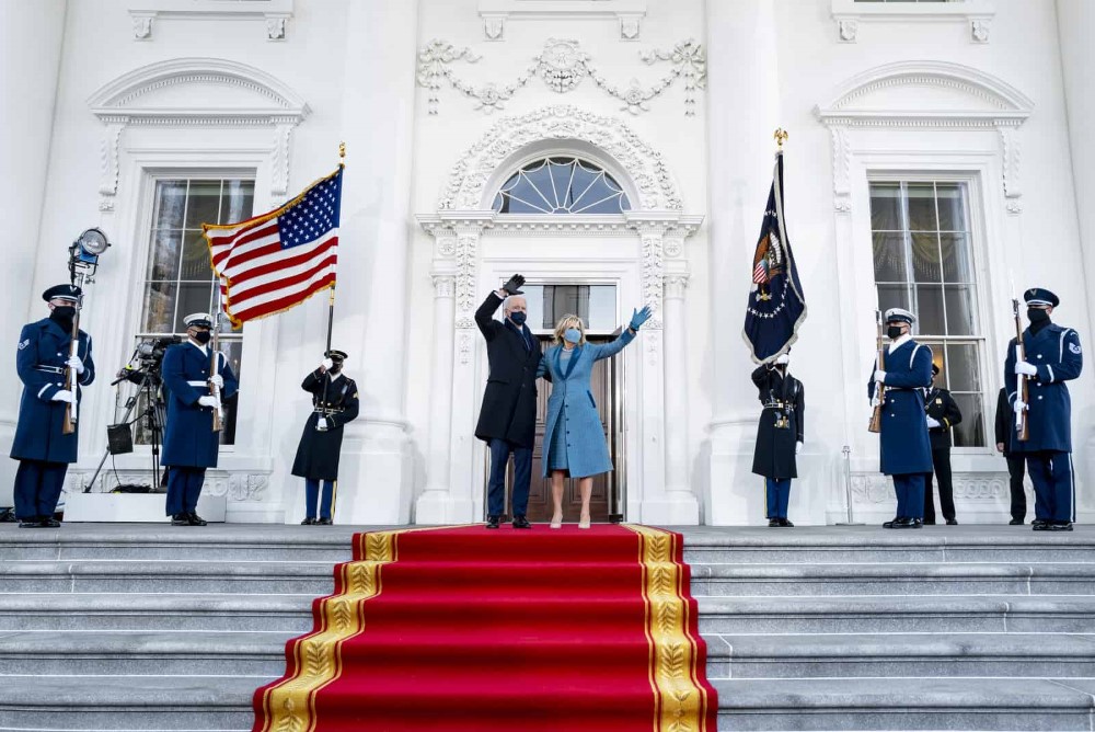 El presidente Joe Biden y la primera dama, la Dra. Jill Biden, saludan desde los escalones del pórtico norte de la Casa Blanca el miércoles 20 de enero de 2021 al llegar a la Casa Blanca por primera vez el día de Asunción Presidencial.