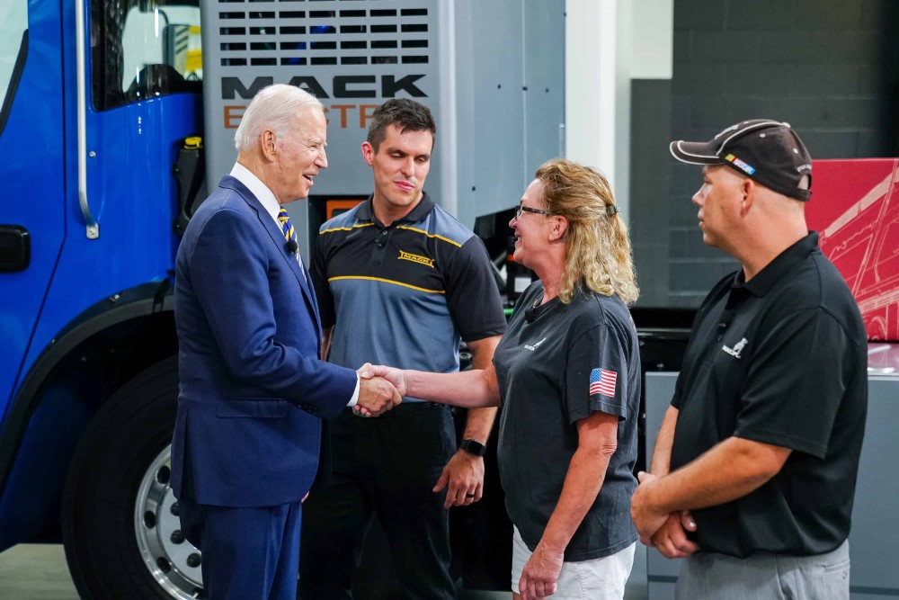El presidente Joe Biden saluda a los trabajadores durante su recorrido por las instalaciones de fabricación de Mack-Lehigh Valley Operations en Macungie, Pensilvania, el miércoles 28 de julio de 2021.