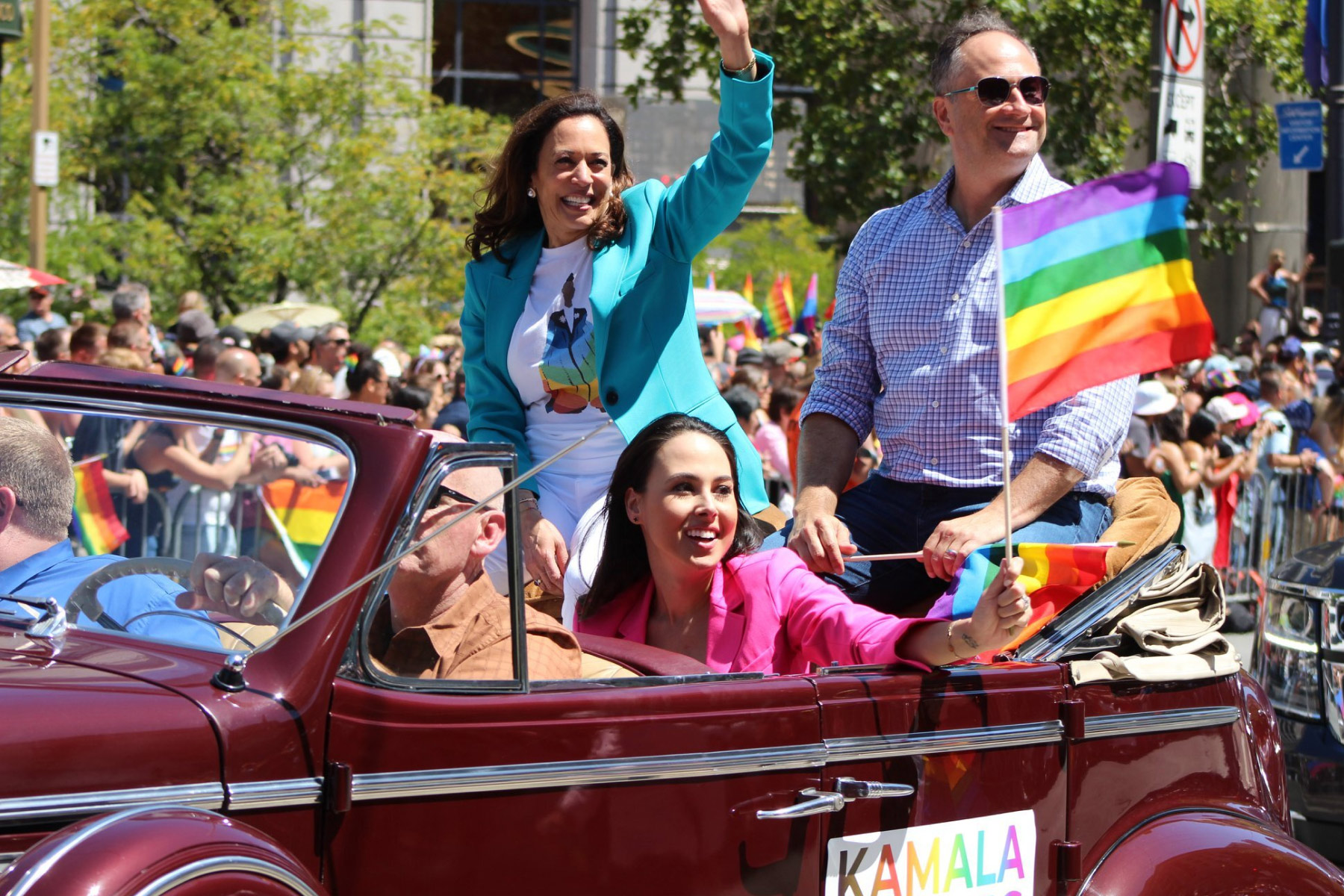 La vicepresidenta Harris le sonríe a la multitud en el Desfile del Orgullo Gay en San Francisco (California), acompañada de su esposo, Doug, y su sobrina, Meena.