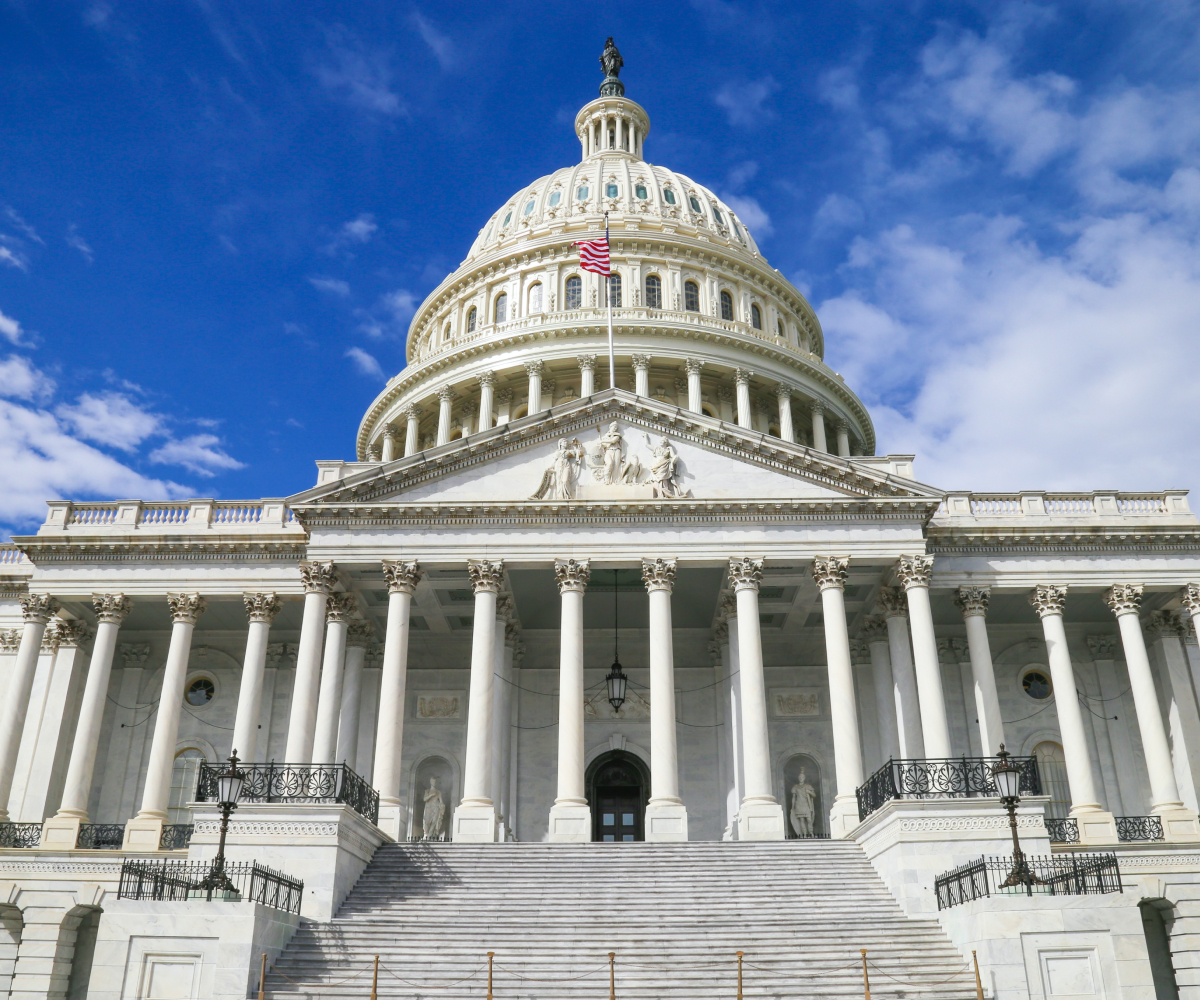 Foto del Capitolio de los Estados Unidos tomada durante el día desde un ángulo bajo.