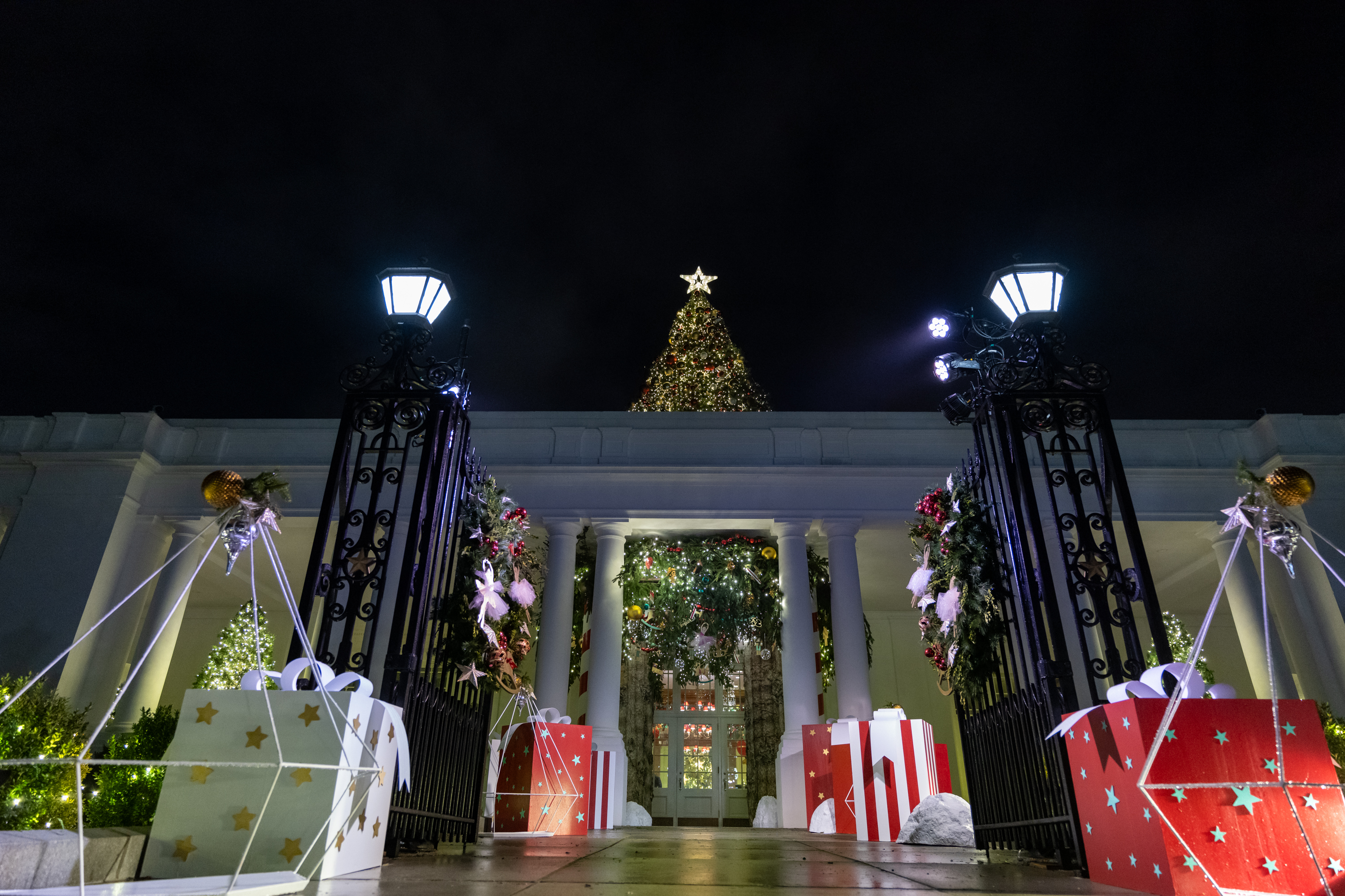 Decoraciones de Navidad de la entrada este de la Casa Blanca