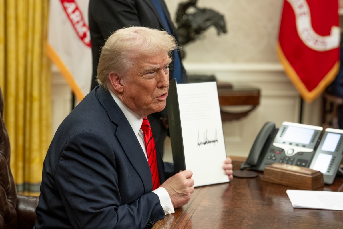 President Donald Trump signs Executive Orders, Monday, February 10, 2025, in the Oval Office. (Official White House photo by Daniel Torok)