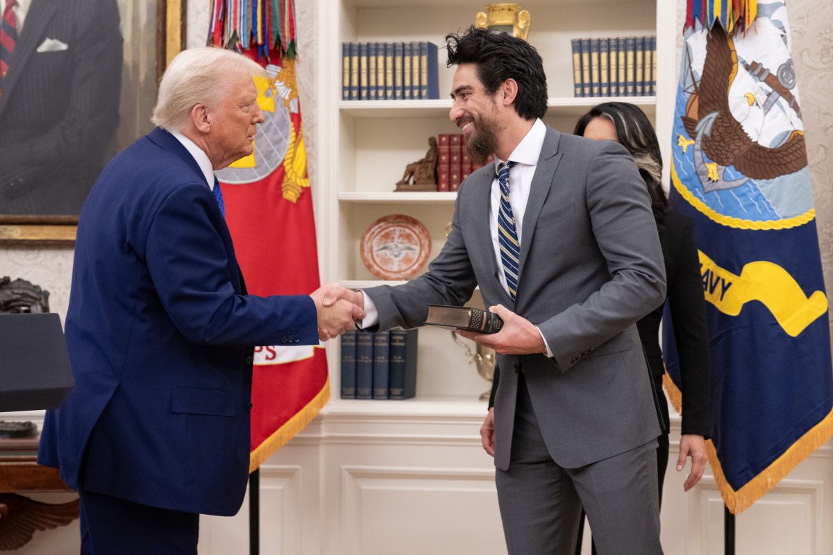 Tulsi Gabbard is sworn in as Director of National Intelligence by Attorney General Pam Bondi in the Oval Office, Wednesday, February 12, 2025. (Official White House Photo by Molly Riley.)