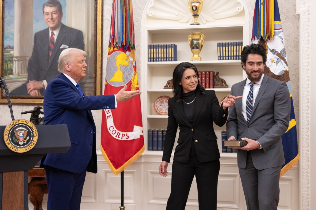 Tulsi Gabbard is sworn in as Director of National Intelligence by Attorney General Pam Bondi in the Oval Office, Wednesday, February 12, 2025. (Official White House Photo by Molly Riley.)