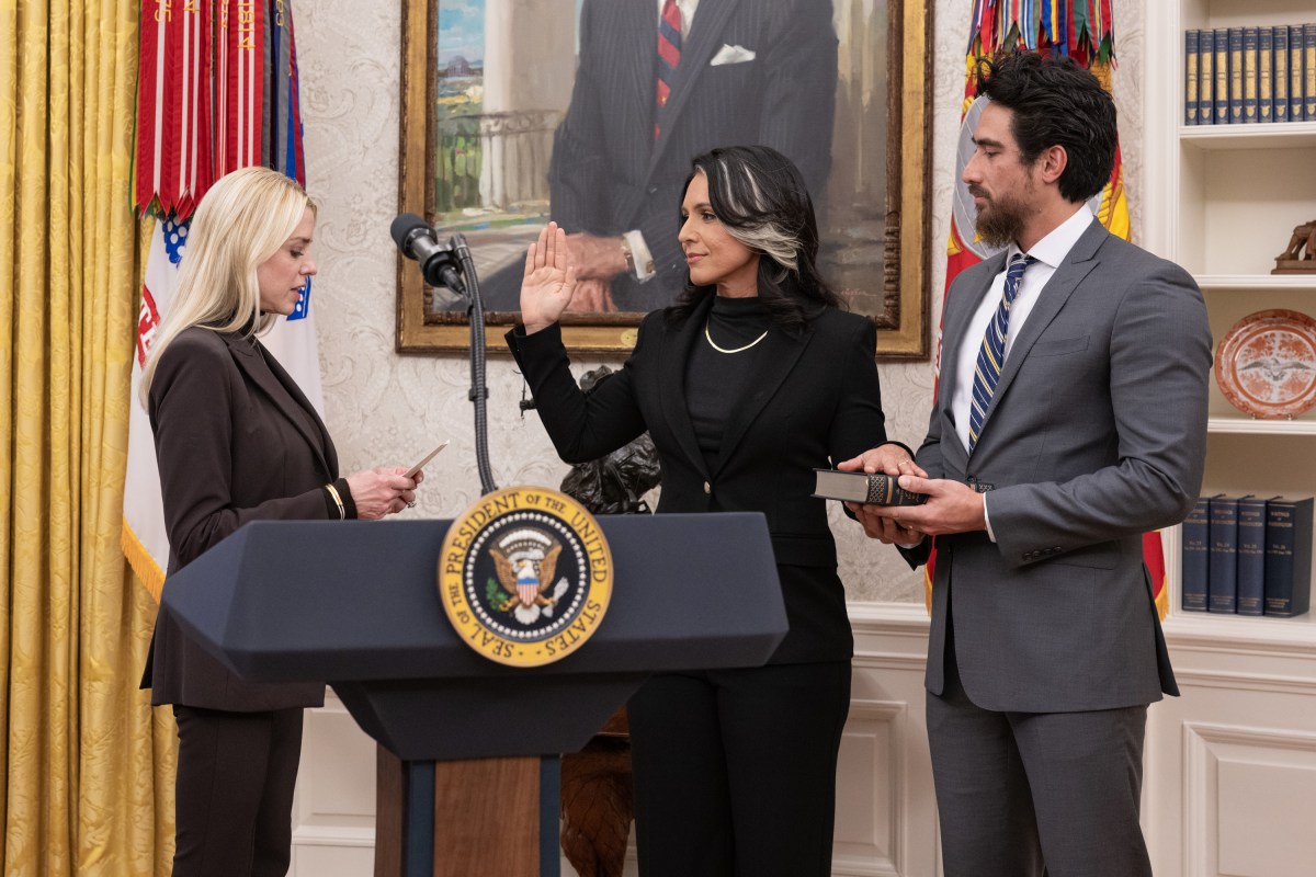 Tulsi Gabbard is sworn in as Director of National Intelligence by Attorney General Pam Bondi in the Oval Office, Wednesday, February 12, 2025. (Official White House Photo by Molly Riley.)