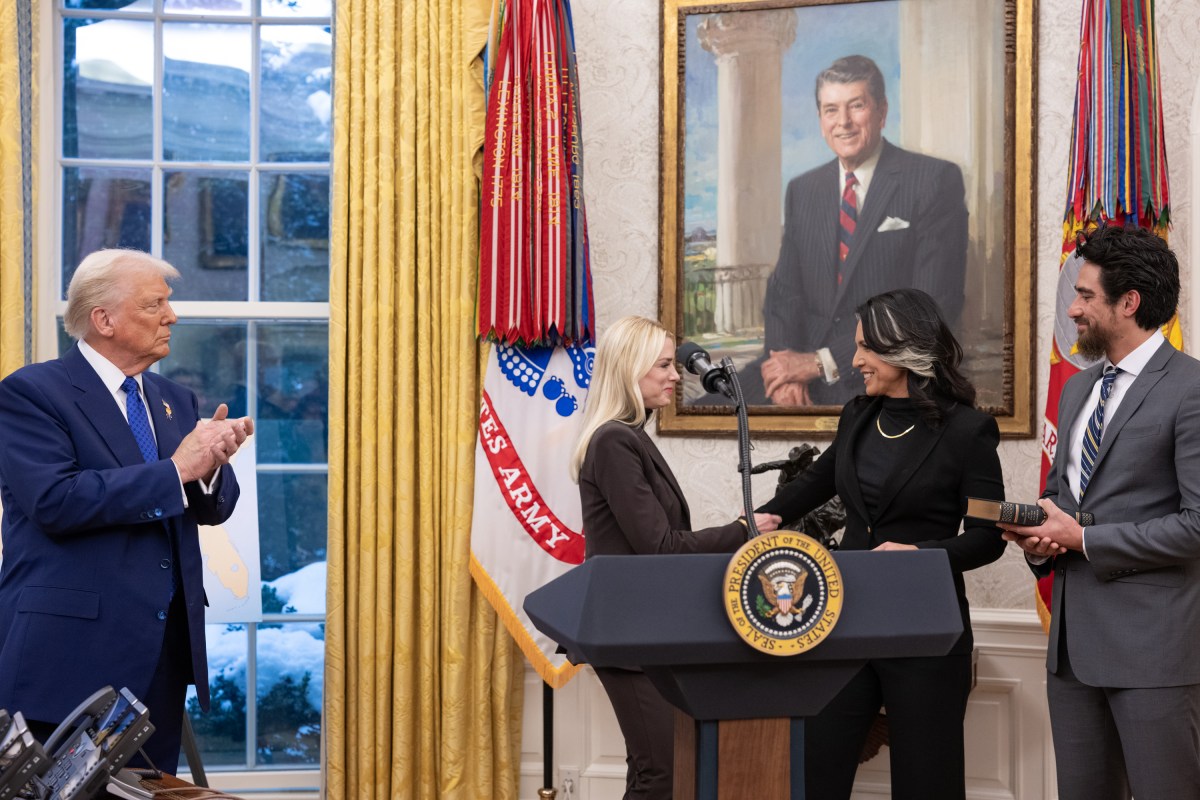 Tulsi Gabbard is sworn in as Director of National Intelligence by Attorney General Pam Bondi in the Oval Office, Wednesday, February 12, 2025. (Official White House Photo by Molly Riley.)