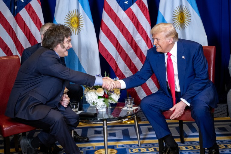 Javier Milei y Donald Trump durante una reunión bilateral en Estados Unidos.
