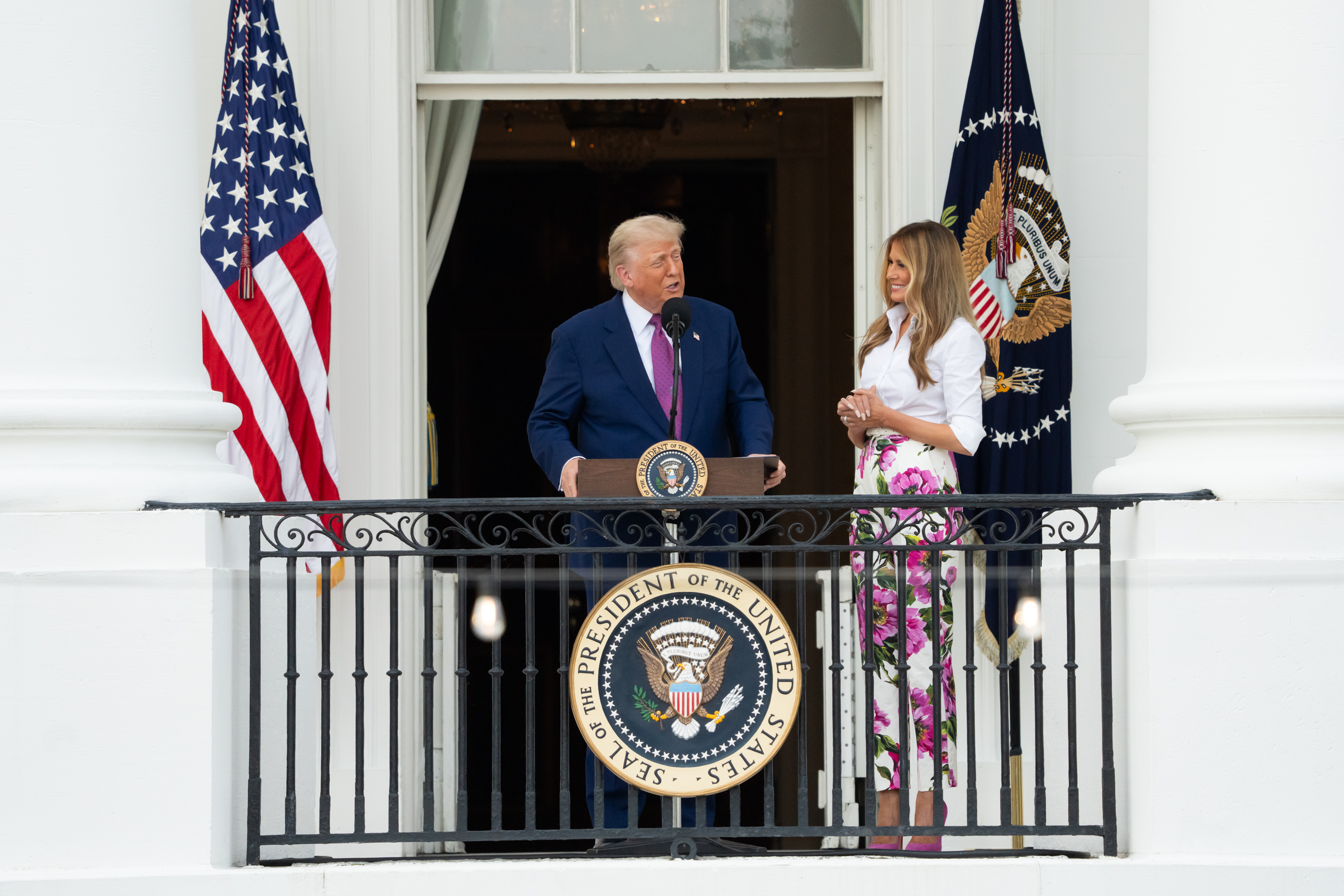 TRUMPロングスプリング President Donald Trump and FLOTUS Melania Trump Attend the