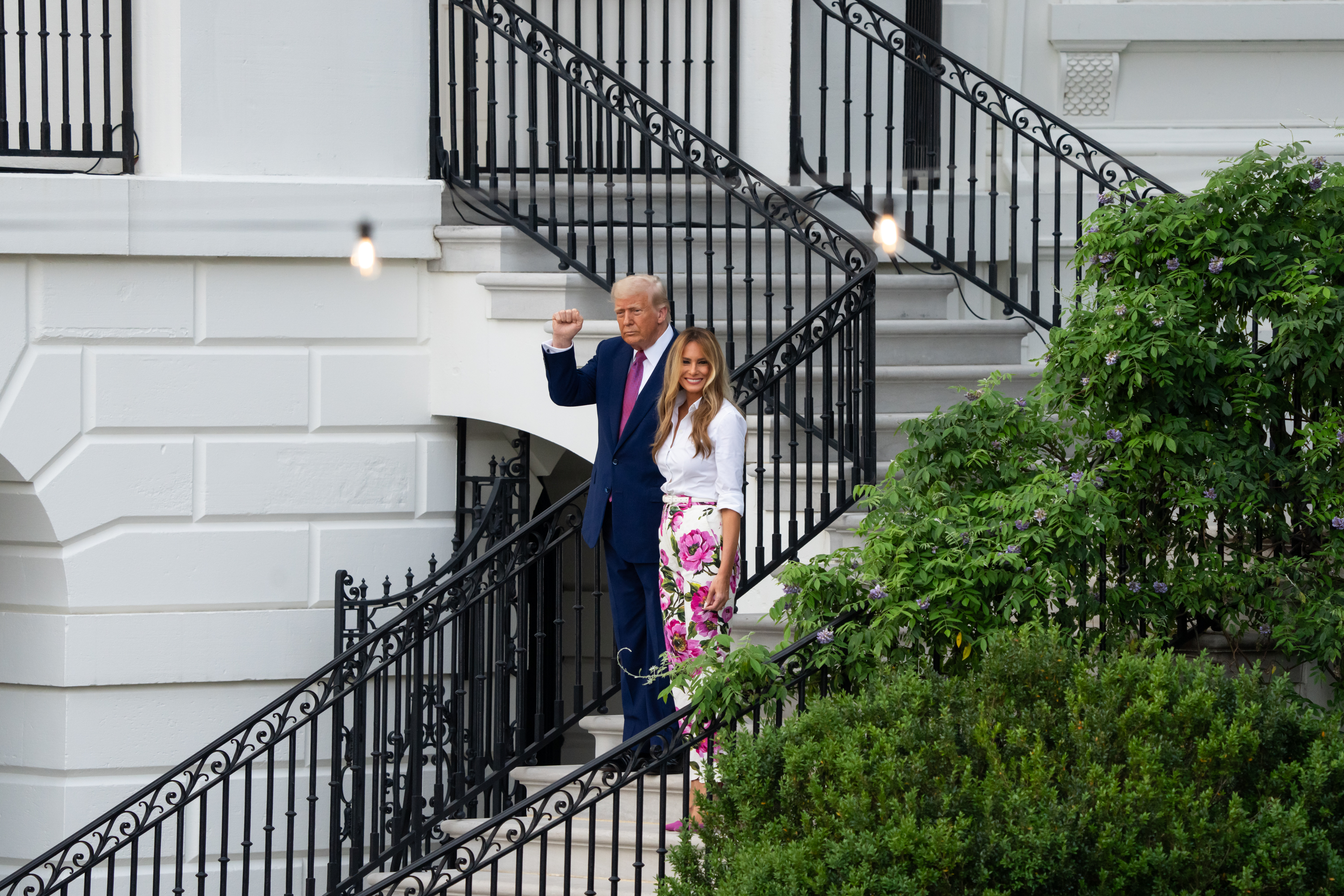 TRUMPロングスプリング President Donald Trump and FLOTUS Melania Trump Attend the