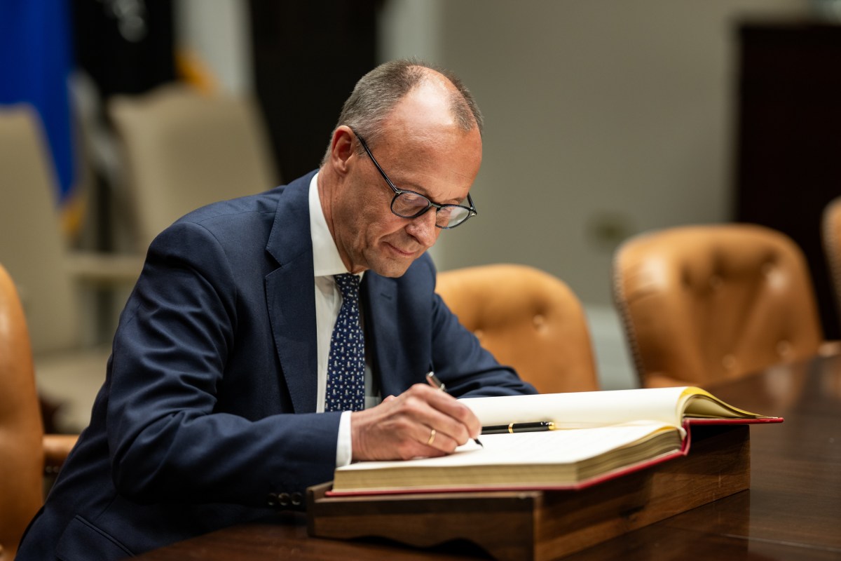 German Chancellor Friedrich Merz signs the guest book, Thursday, June 5, 2025, in the Roosevelt Room. (Official White House Photo by Daniel Torok)