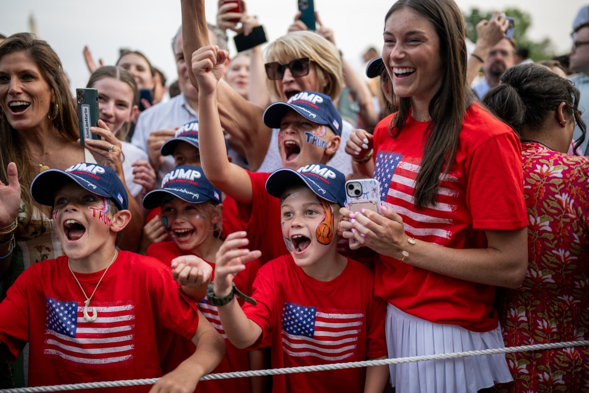 President Donald Trump and First Lady Melania Trump greet guests along the rope line at the Congressional Picnic, Thursday, June 11, 2025, on the South Lawn of the White House. (Official White House Photo by Daniel Torok)