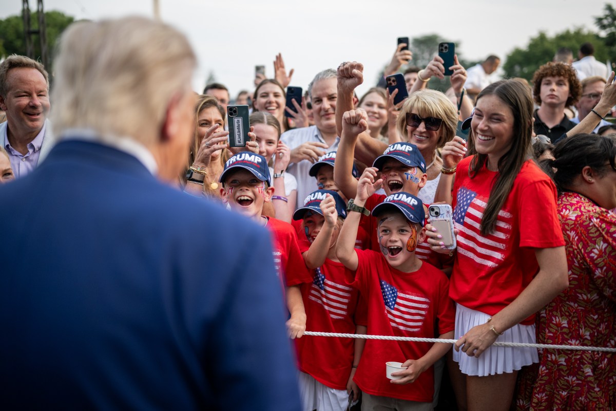 President Donald Trump and First Lady Melania Trump greet guests along the rope line at the Congressional Picnic, Thursday, June 11, 2025, on the South Lawn of the White House. (Official White House Photo by Daniel Torok)