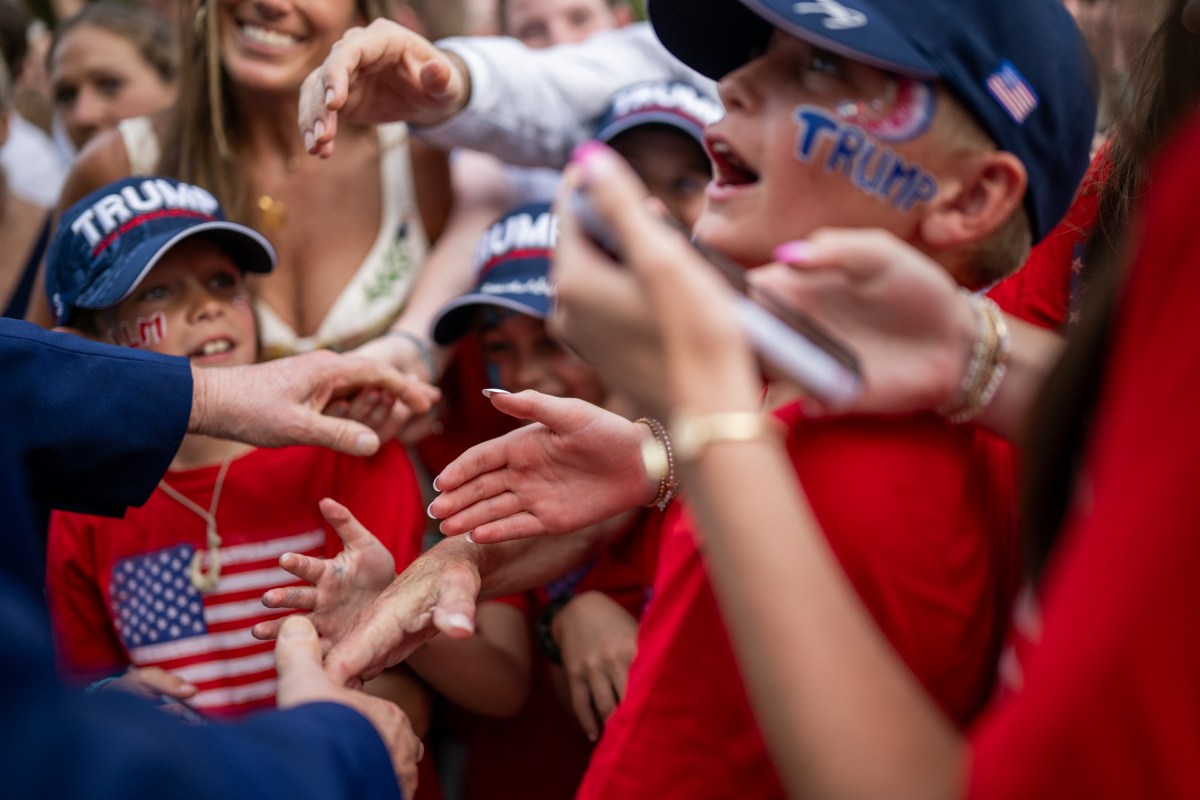 President Donald Trump and First Lady Melania Trump greet guests along the rope line at the Congressional Picnic, Thursday, June 11, 2025, on the South Lawn of the White House. (Official White House Photo by Daniel Torok)