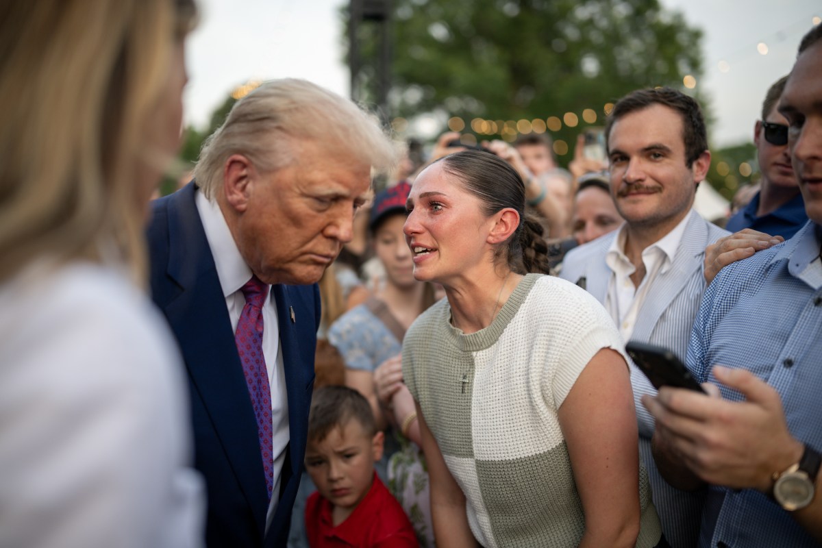 President Donald Trump and First Lady Melania Trump greet guests along the rope line at the Congressional Picnic, Thursday, June 11, 2025, on the South Lawn of the White House. (Official White House Photo by Daniel Torok)