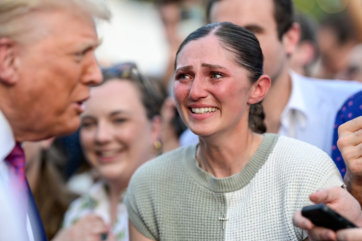 President Donald Trump and First Lady Melania Trump greet guests along the rope line at the Congressional Picnic, Thursday, June 11, 2025, on the South Lawn of the White House. (Official White House Photo by Daniel Torok)