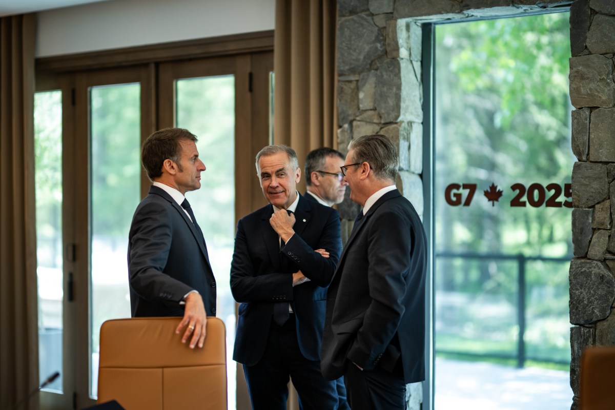 French President Emmanuel Macron, Canadian Prime Minister Mark Carney, and British Prime Minister Keir Starmer talk after Session I of the G7 Summit, Monday, June 16, 2025, in Kananaskis, Alberta, Canada. (Official White House Photo by Daniel Torok)