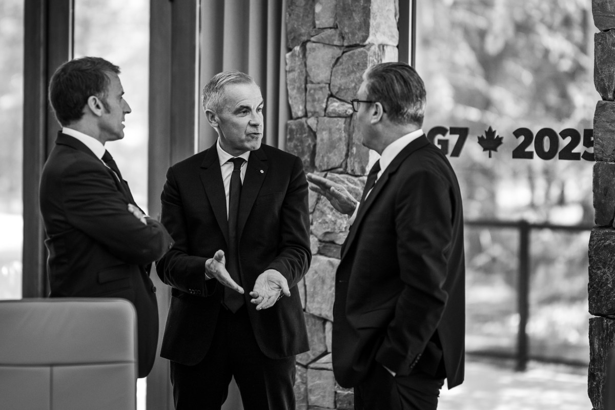 French President Emmanuel Macron, Canadian Prime Minister Mark Carney, and British Prime Minister Keir Starmer talk after Session I of the G7 Summit, Monday, June 16, 2025, in Kananaskis, Alberta, Canada. (Official White House Photo by Daniel Torok)