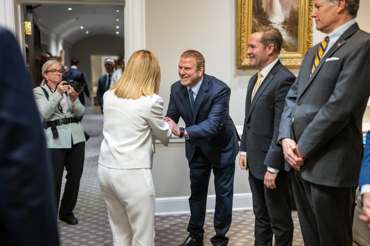 Prime Minister Giorgia Meloni of Italy greets Vice President JD Vance and the U.S. delegation in the West Wing Lobby, Thursday, April 17, 2025, before a bilateral meeting with President Donald Trump. (Official White House Photo by Daniel Torok)