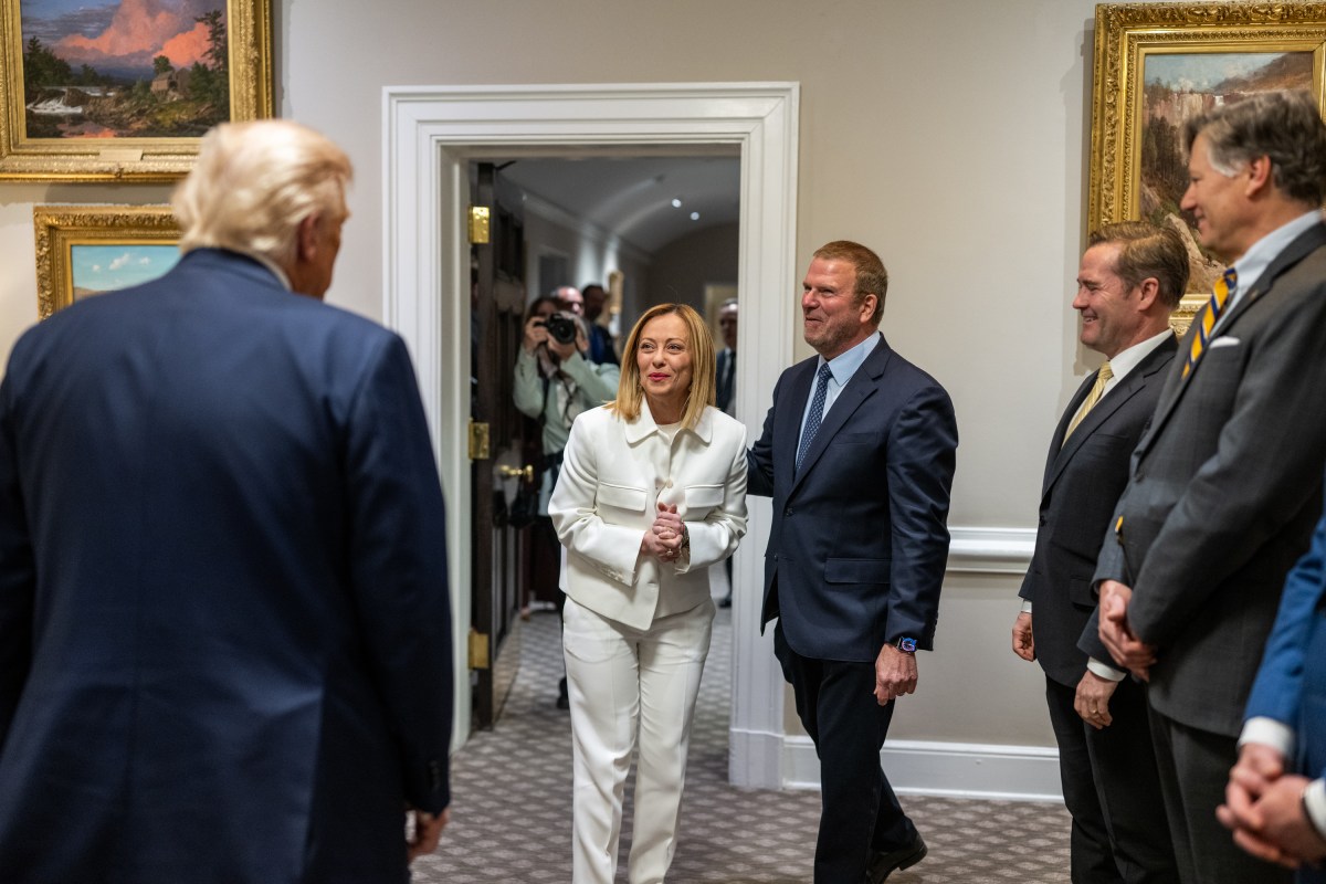 Prime Minister Giorgia Meloni of Italy greets Vice President JD Vance and the U.S. delegation in the West Wing Lobby, Thursday, April 17, 2025, before a bilateral meeting with President Donald Trump. (Official White House Photo by Daniel Torok)