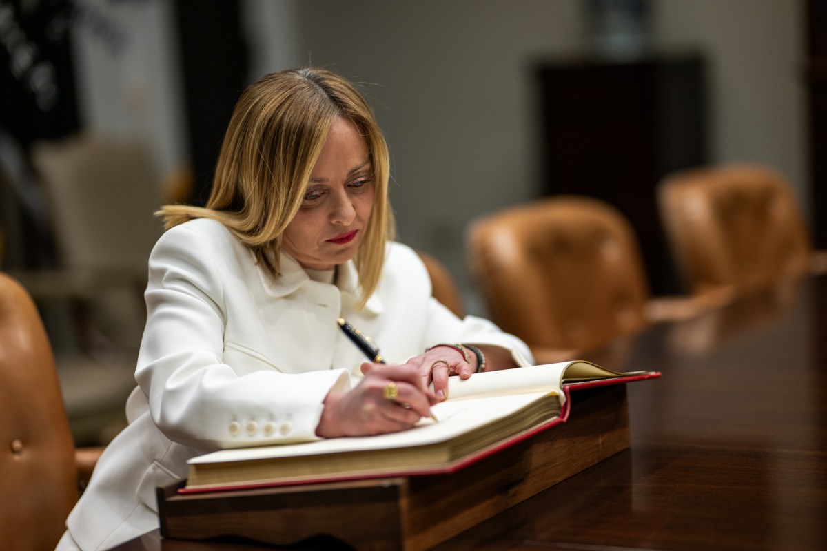 Prime Minister Giorgia Meloni of Italy signs the guest book in the Roosevelt Room, Thursday, April 17, 2025, before a bilateral meeting with President Donald Trump. (Official White House Photo by Daniel Torok)