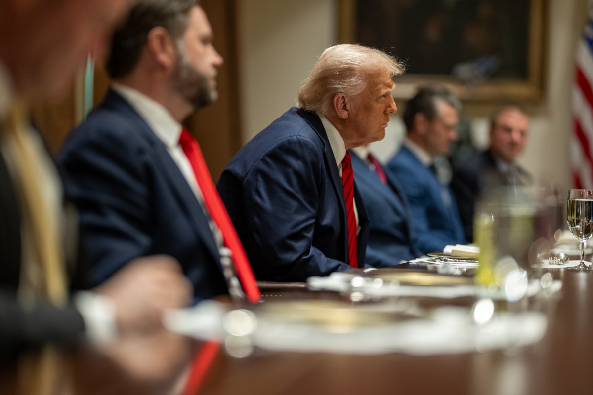 President Donald hosts a bilateral lunch with Prime Minister Giorgia Meloni of Italy, Thursday, April 17, 2025, in the Cabinet Room. (Official White House Photo by Daniel Torok)
