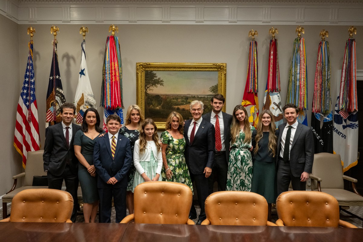 Mehmet Oz and family pose for a portrait in the Cabinet Room before his swearing-in ceremony for Administrator of the Centers for Medicare and Medicaid Services Mehmet Oz, Friday, April 18, 2025. (Official White House Photo by Molly Riley)