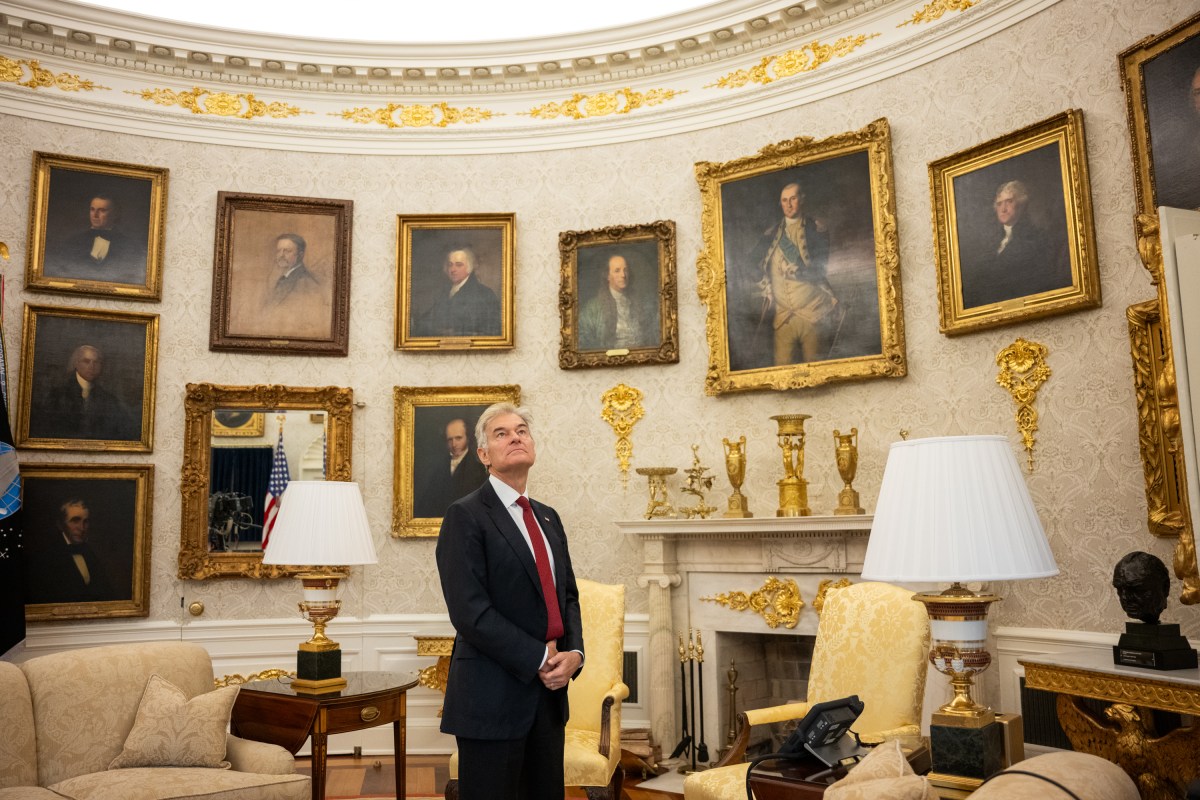 Mehmet Oz in the Oval Office before his swearing-in ceremony for Administrator of the Centers for Medicare and Medicaid Services Mehmet Oz, Friday, April 18, 2025. (Official White House Photo by Molly Riley)