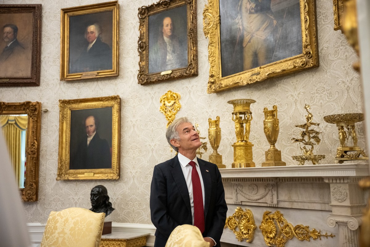 Mehmet Oz in the Oval Office before his swearing-in ceremony for Administrator of the Centers for Medicare and Medicaid Services Mehmet Oz, Friday, April 18, 2025. (Official White House Photo by Molly Riley)