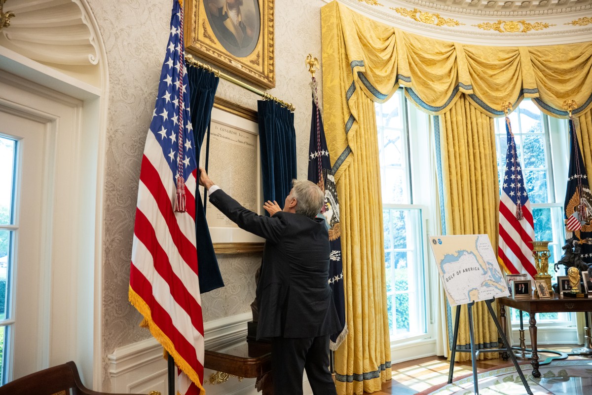 Mehmet Oz in the Oval Office before his swearing-in ceremony for Administrator of the Centers for Medicare and Medicaid Services Mehmet Oz, Friday, April 18, 2025. (Official White House Photo by Molly Riley)