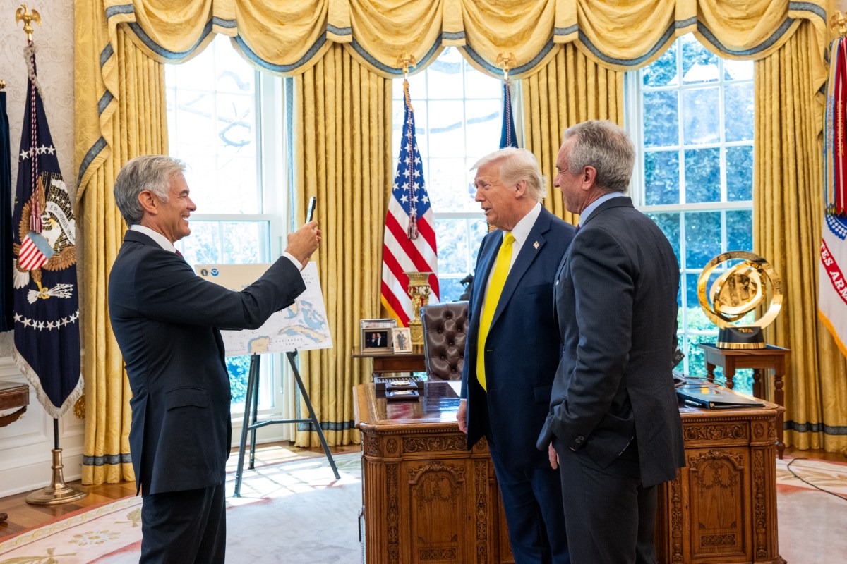 President Donald Trump participates in the swearing-in ceremony for Administrator of the Centers for Medicare and Medicaid Services Mehmet Oz, Friday, April 18, 2025, in the Oval Office. (Official White House Photo by Molly Riley)