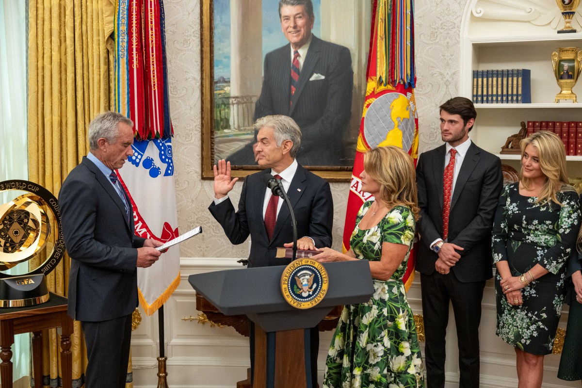 President Donald Trump participates in the swearing-in ceremony for Administrator of the Centers for Medicare and Medicaid Services Mehmet Oz, Friday, April 18, 2025, in the Oval Office. (Official White House Photo by Molly Riley)