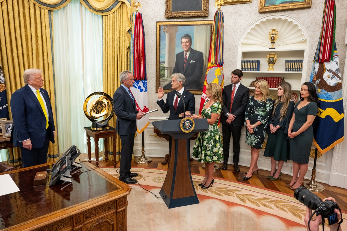 President Donald Trump participates in the swearing-in ceremony for Administrator of the Centers for Medicare and Medicaid Services Mehmet Oz, Friday, April 18, 2025, in the Oval Office. (Official White House Photo by Molly Riley)