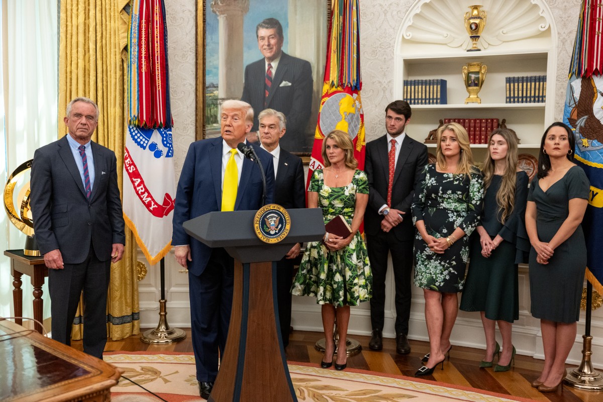 President Donald Trump participates in the swearing-in ceremony for Administrator of the Centers for Medicare and Medicaid Services Mehmet Oz, Friday, April 18, 2025, in the Oval Office. (Official White House Photo by Molly Riley)