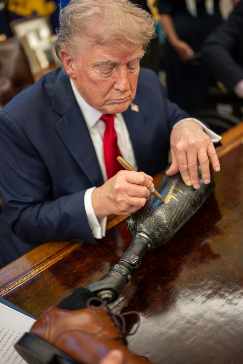 President Donald Trump signs executive orders alongside Secretary of Education Linda McMahon and wounded warriors in the Oval Office, Wednesday, April 23, 2025. (Official White House Photo by Daniel Torok)