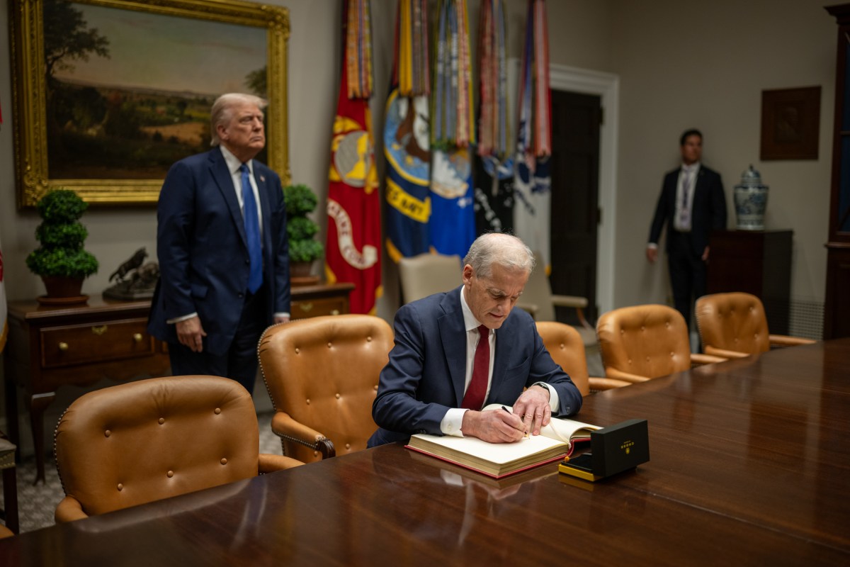 Prime Minister Gahr Store of Norway signs the guest book in the Roosevelt Room, Thursday, April 24, 2025, before a bilateral meeting with President Donald Trump. (Official White House Photo by Daniel Torok)