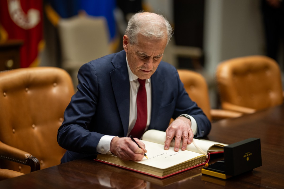 Prime Minister Gahr Store of Norway signs the guest book in the Roosevelt Room, Thursday, April 24, 2025, before a bilateral meeting with President Donald Trump. (Official White House Photo by Daniel Torok)