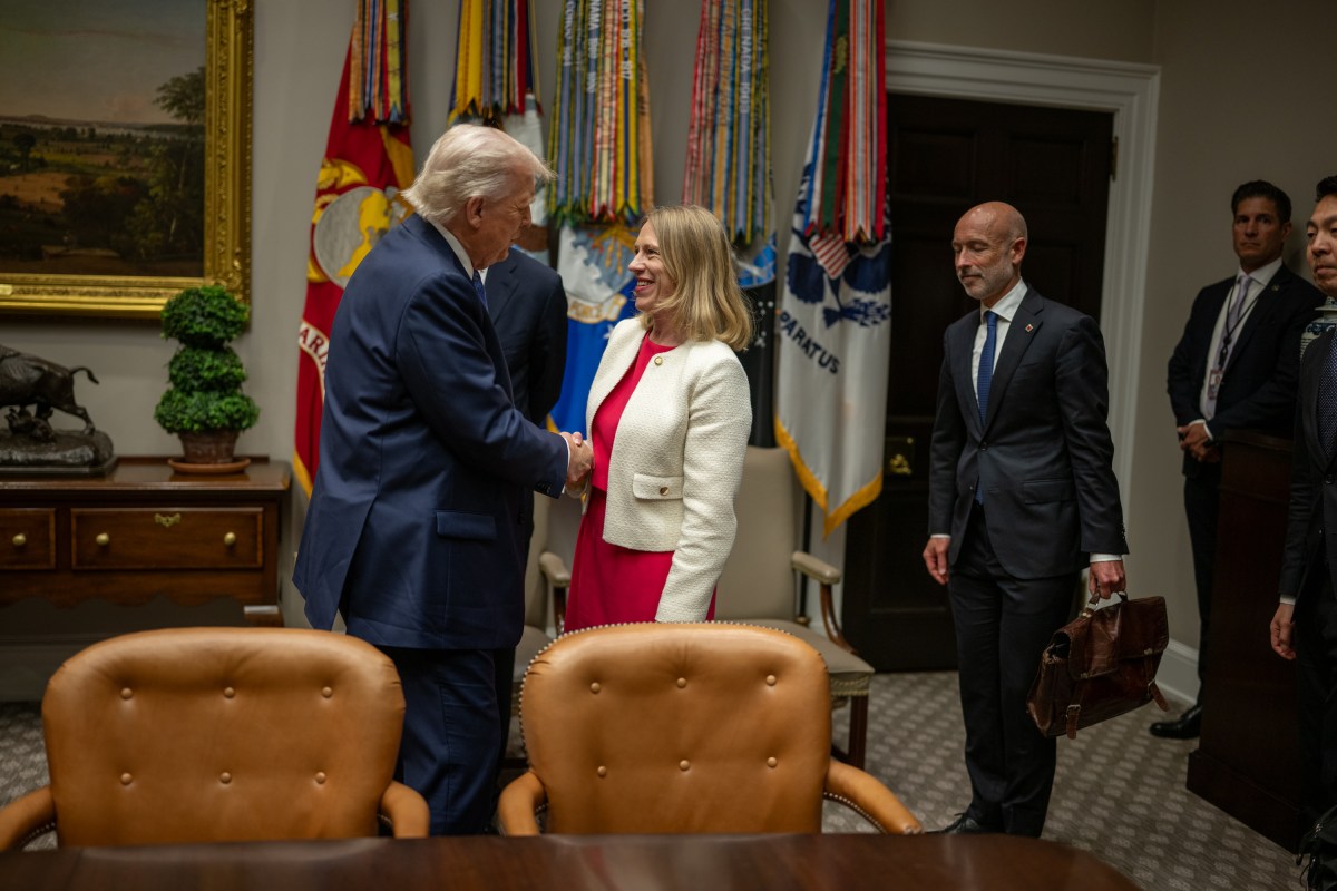 Prime Minister Gahr Store of Norway signs the guest book in the Roosevelt Room, Thursday, April 24, 2025, before a bilateral meeting with President Donald Trump. (Official White House Photo by Daniel Torok)