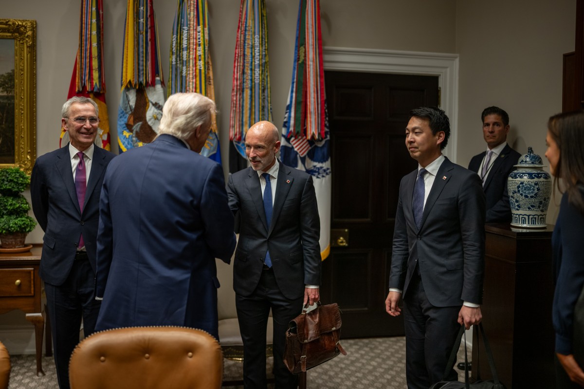 Prime Minister Gahr Store of Norway signs the guest book in the Roosevelt Room, Thursday, April 24, 2025, before a bilateral meeting with President Donald Trump. (Official White House Photo by Daniel Torok)