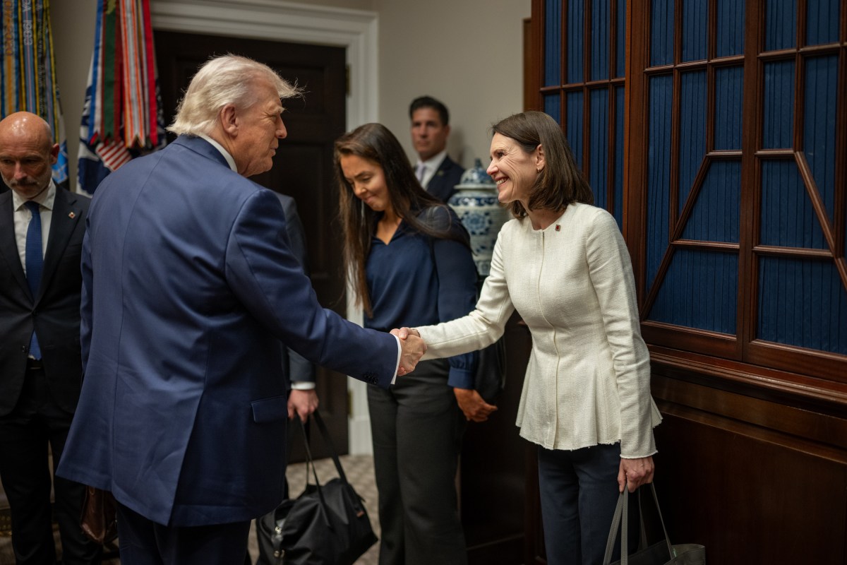 Prime Minister Gahr Store of Norway signs the guest book in the Roosevelt Room, Thursday, April 24, 2025, before a bilateral meeting with President Donald Trump. (Official White House Photo by Daniel Torok)