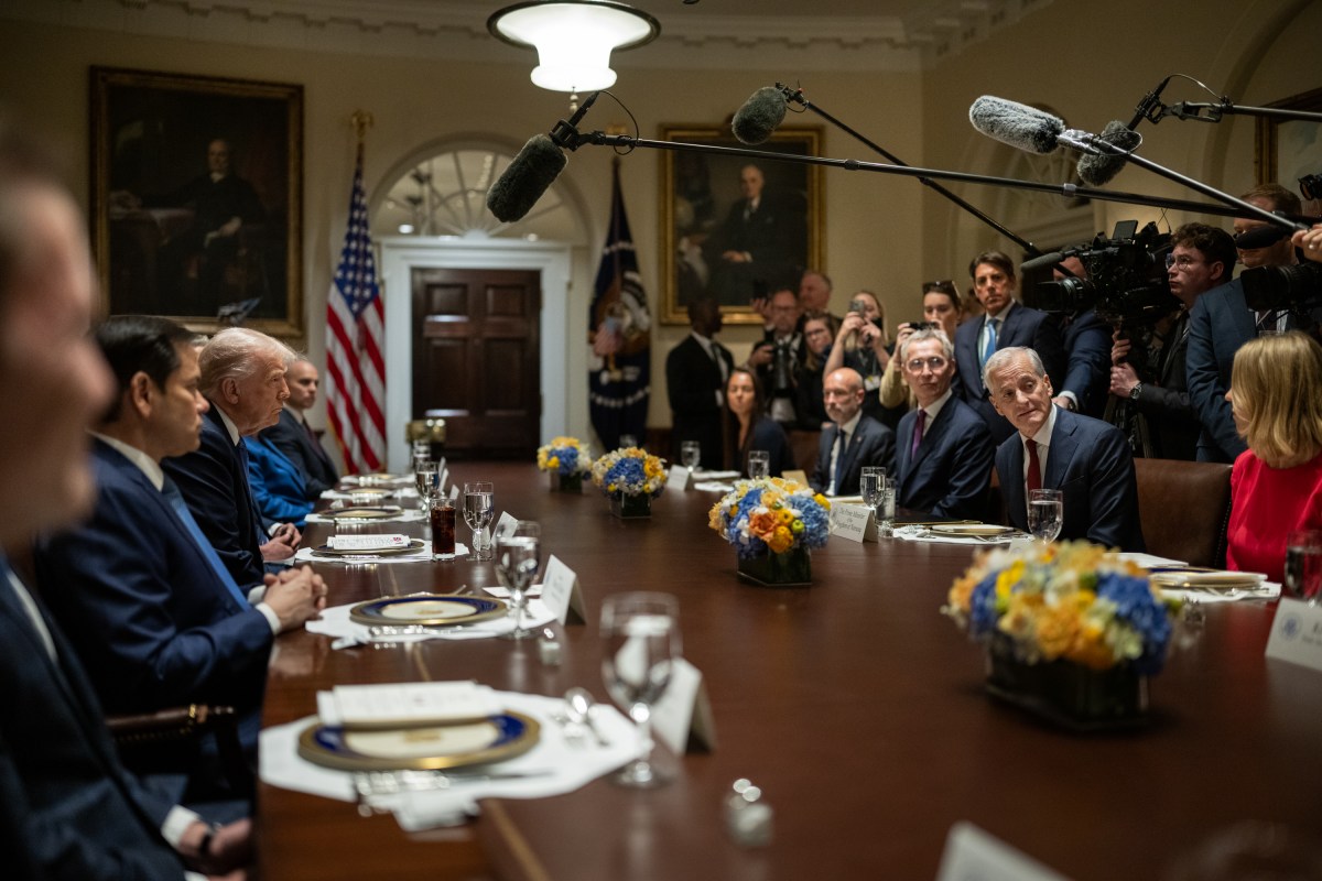 President Donald Trump hosts a bilateral lunch with Prime Minister Gahr Store of Norway, Thursday, April 24, 2025, in the Cabinet Room. (Official White House Photo by Daniel Torok)